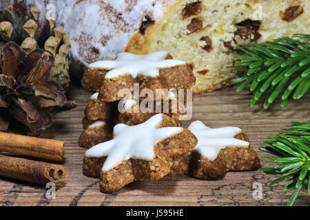 A forma di stella cannella i biscotti con decorazione di festa Foto Stock