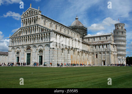 Duomo di Pisa in una luminosa giornata di sole a Pisa, Italia Foto Stock