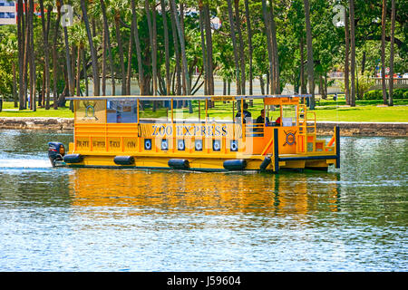 Lo Zoo Express con taxi acqueo passa l'Universita' di Tampa in questa città della Florida Foto Stock