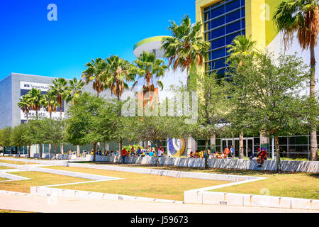 La gente fuori il Glazer il museo dei bambini in Gasparilla Plaza downtown Tampa Florida Foto Stock
