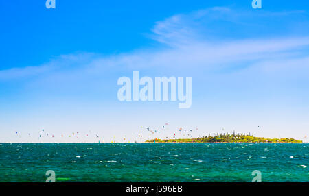 Kiteboarding intorno l'isola tropicale Ilot Maitre in Nuova Caledonia Foto Stock