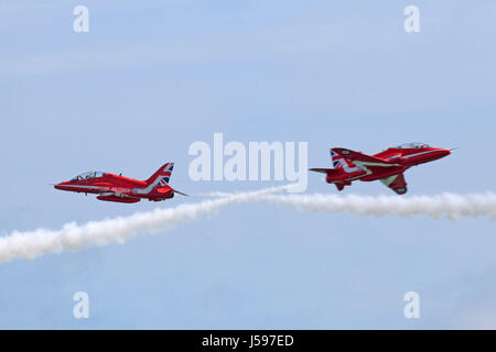 Le frecce rosse aerobatic team display crossover passando vicino a Eastbourne Regno Unito Foto Stock