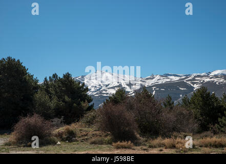 Neve sulle cime delle montagne della Sierra Nevada in Andalusia Spagna Foto Stock