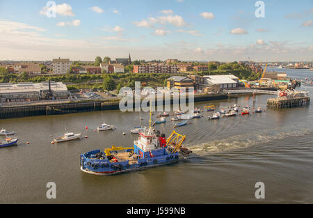 NEWCASTLE, Regno Unito - 11 AGO:barche e navi nel porto di Tyne a Newcastle sul Tyne il 11 agosto 2011. Foto Stock