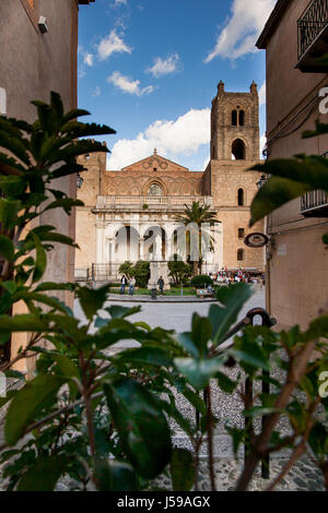 MONREALE Italia - 13 Ottobre 2009: la Cattedrale di Monreale costruito nel mix di stili diversi - bizantina, Francese, normanni e arabi, Sicilia, Italia. Foto Stock