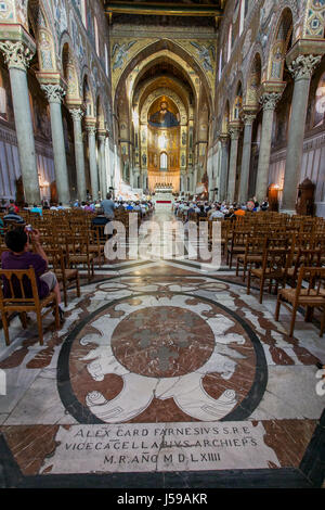 MONREALE Italia - 13 Ottobre 2009: interno del Duomo di Monreale o Duomo di Monreale vicino a Palermo, Sicilia, Italia Foto Stock