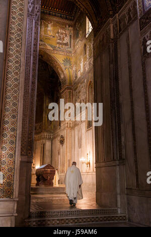 MONREALE Italia - 13 Ottobre 2009: interno del Duomo di Monreale o Duomo di Monreale vicino a Palermo, Sicilia, Italia Foto Stock