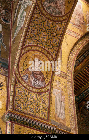 MONREALE Italia - 13 Ottobre 2009: interno del Duomo di Monreale o Duomo di Monreale vicino a Palermo, Sicilia, Italia Foto Stock