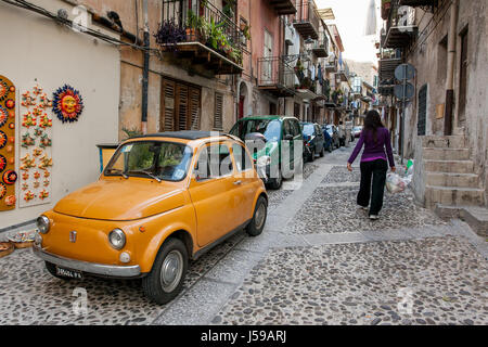 MONREALE Italia - 13 Ottobre 2009: strada stretta del borgo antico con il mitico carr italiana Foto Stock