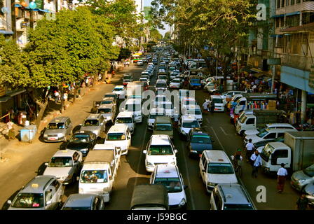 Il traffico pesante di Yangon, Myanmar Foto Stock