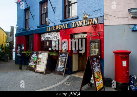 Vista generale della scialuppa di salvataggio taverna casa pubblica a Tenby, Pembrokeshire, Wales, Regno Unito Foto Stock