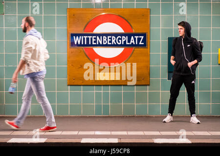 Wittenbergplatz U-Bahn metropolitana stazione ferroviaria di Berlino, Speciale London Underground segno presentato come un dono per celebrare la Regina Elisabetta II Gold Foto Stock