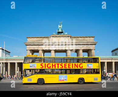 Visite turistiche tour bus davanti la porta di Brandeburgo a Berlino, Germania Foto Stock