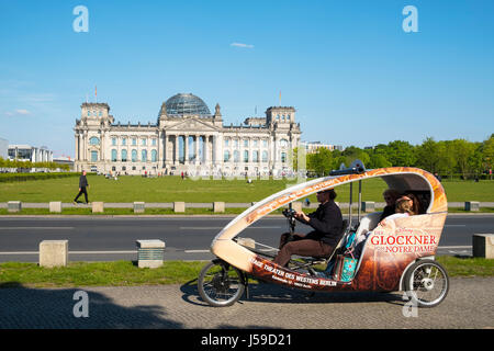 Gita turistica di rickshaw di fronte al Reichstag di Berlino, Germania Foto Stock