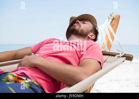 Close up uomo dorme in amaca in spiaggia Foto Stock