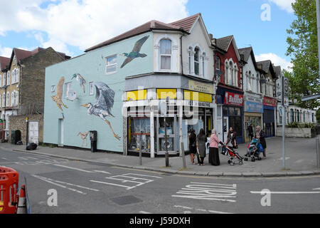 Bird murale di flying zone umide gli uccelli sulla parete di un edificio su Coppermill Lane in Walthamstow, East London E17 REGNO UNITO KATHY DEWITT Foto Stock