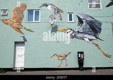 La pittura di uccelli di zone umide di volo uccelli su una parete di un edificio su Coppermill Lane in Walthamstow, East London REGNO UNITO KATHY DEWITT Foto Stock