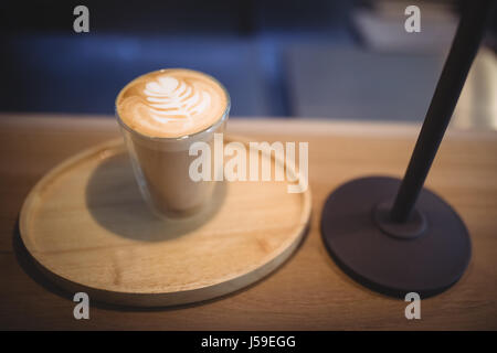 Deliziosi cappuccini vetro sul vassoio in corrispondenza di contatore nel ristorante Foto Stock