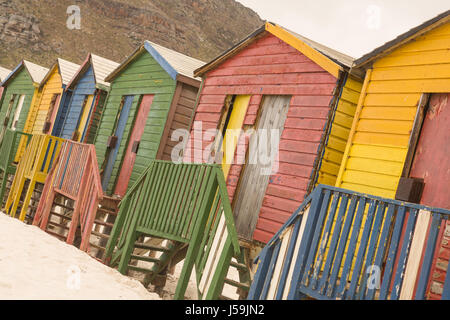 Close up multi colore capanne in legno sulla sabbia Foto Stock