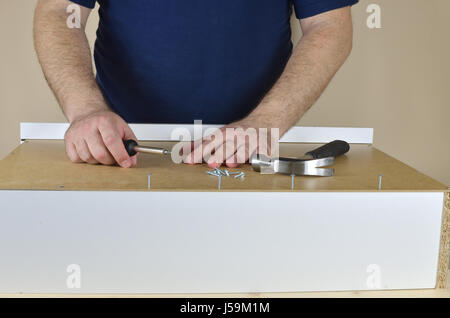 L'uomo le mani su un cassetto retro impostata sul tavolo di lavoro Foto Stock