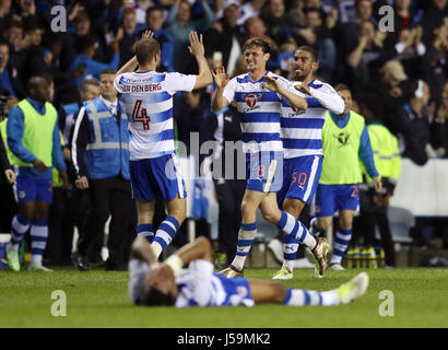 La lettura di Joey van den Berg celebra la vittoria con John Swift (centro) e Lewis Grabban dopo il cielo scommessa campionato play off, la seconda gamba corrispondono al Madejski Stadium, lettura. Foto Stock