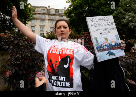 Donne che protestavano contro la corrida durante una dimostrazione di marzo che termina al di fuori dell'ambasciata spagnola a Londra. Foto Stock