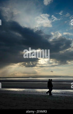 Una tempesta su Hinkley Point centrale nucleare in Severn Estuary, avvicinando Burnham-on-Sea, Somerset, Regno Unito. Foto Stock