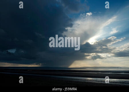 Una tempesta su Hinkley Point centrale nucleare in Severn Estuary, avvicinando Burnham-on-Sea, Somerset, Regno Unito. Foto Stock