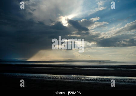 Una tempesta su Hinkley Point centrale nucleare in Severn Estuary, avvicinando Burnham-on-Sea, Somerset, Regno Unito. Foto Stock