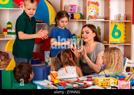 Piccola ragazza studenti dito pittura alla scuola d'arte di classe. Foto Stock