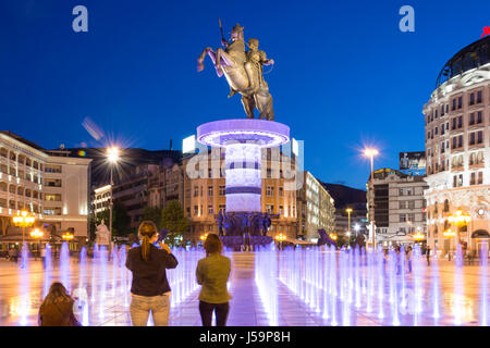 'Warrior su un cavallo' statua e fontane al tramonto, Macedonia Square, Skopje, Regione di Skopje, Repubblica di Macedonia del nord Foto Stock