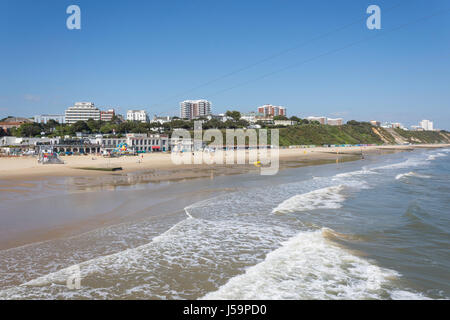 East Beach Promenade e bagno collina dal molo di Bournemouth, Bournemouth Dorset, England, Regno Unito Foto Stock