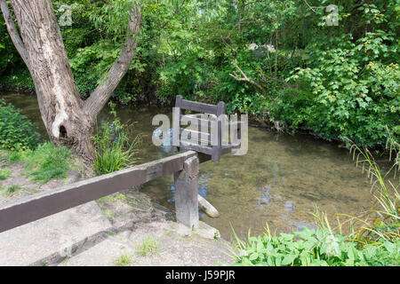 Il Ducking, Sgabello Sgabello Ducking Lane sul fiume Avon, Christchurch, Dorset, England, Regno Unito Foto Stock
