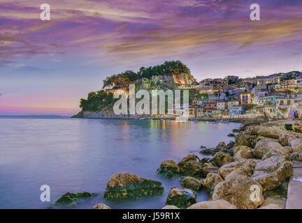 Vista al tramonto a Parga resort, il suo porto e castello, presso la costa occidentale Epiro, nel Mar Ionio, Grecia Foto Stock