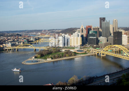 Pittsburgh skyline della città dalla cima della Duquesne Incline, Mount Washington, con una vista di tutti i ponti e il punto Parco Fontana. Foto Stock