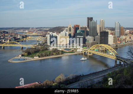 Pittsburgh skyline della città dalla cima della Duquesne Incline, Mount Washington al tramonto con una vista di tutti i ponti e il punto Parco Fontana. Foto Stock