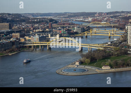 Pittsburgh skyline della città dalla cima della Duquesne Incline, Mount Washington al tramonto con una vista di tutti i ponti e il punto Parco Fontana. Foto Stock