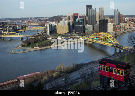 Pittsburgh skyline della città dalla cima della Duquesne Incline, Mount Washington al tramonto con una vista di tutti i ponti e il punto Parco Fontana. Foto Stock