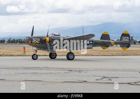 Chino, Stati Uniti d'America - 7 Maggio 2017: Lockheed P-38J fulmine sul display durante il piani di fama Air Show in Chino Airport. Foto Stock