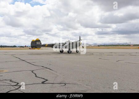 Chino, Stati Uniti d'America - 7 Maggio 2017: Lockheed P-38J fulmine sul display durante il piani di fama Air Show in Chino Airport. Foto Stock