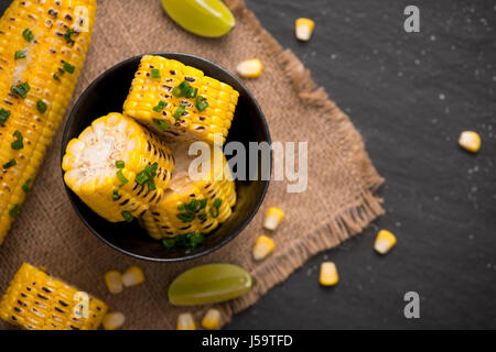 Gustosi dolci di mais alla griglia con salsa di cipolle Foto Stock