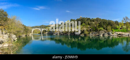 Francia, Herault, Brissac, Saint Etienne d'Issensac il ponte e la chiesa Foto Stock