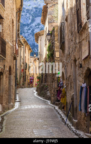 Francia, Herault, Saint Guilhem le Desert, etichettati Les Plus Beaux Villages de France (i più bei villaggi di Francia), una strada nel villaggio Foto Stock