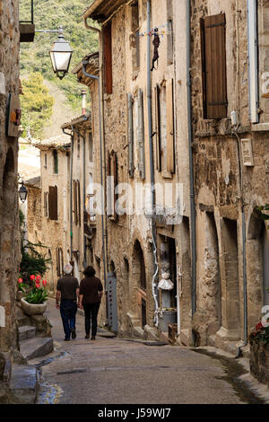 Francia, Herault, Saint Guilhem le Desert, etichettati Les Plus Beaux Villages de France (i più bei villaggi di Francia), una strada nel villaggio Foto Stock