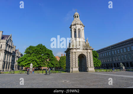 Dublino, 2 maggio: i punti di riferimento iconici - Il Campanile del Trinity College il 2 maggio 2017 a Dublino, Irlanda Foto Stock