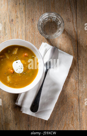 Vista aerea di verdura fresca zuppa su un tavolo di legno. Rustico e sano in casa spezzatino di vegetali. Foto Stock