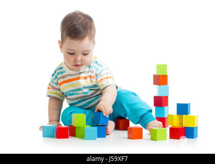 Bel bimbo baby giocando con la creazione dei cubi. Isolato su bianco. Foto Stock