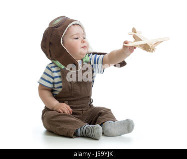 Bambino ragazzo giocando con piano in legno isolato su bianco Foto Stock