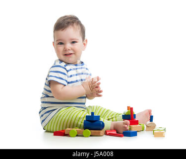 Baby boy giocando con blocchi di giocattoli. Isolato su bianco. Foto Stock