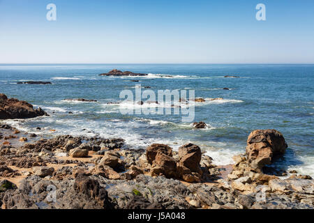 Porto, Portogallo - Una spiaggia rocciosa in Foz do Douro vicino alla città di Porto Foto Stock